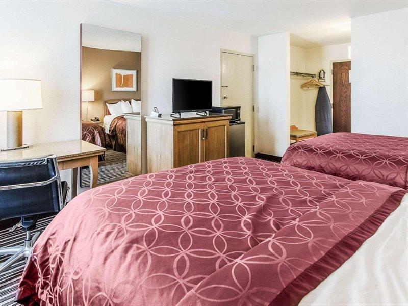 Econo Lodge Inn & Suites Norton Екстер'єр фото