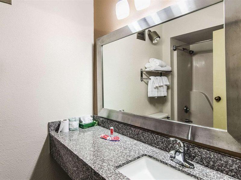 Econo Lodge Inn & Suites Norton Екстер'єр фото