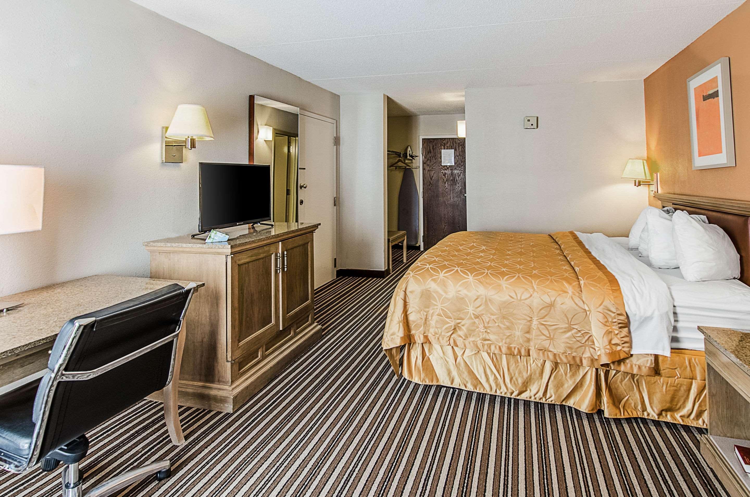 Econo Lodge Inn & Suites Norton Екстер'єр фото