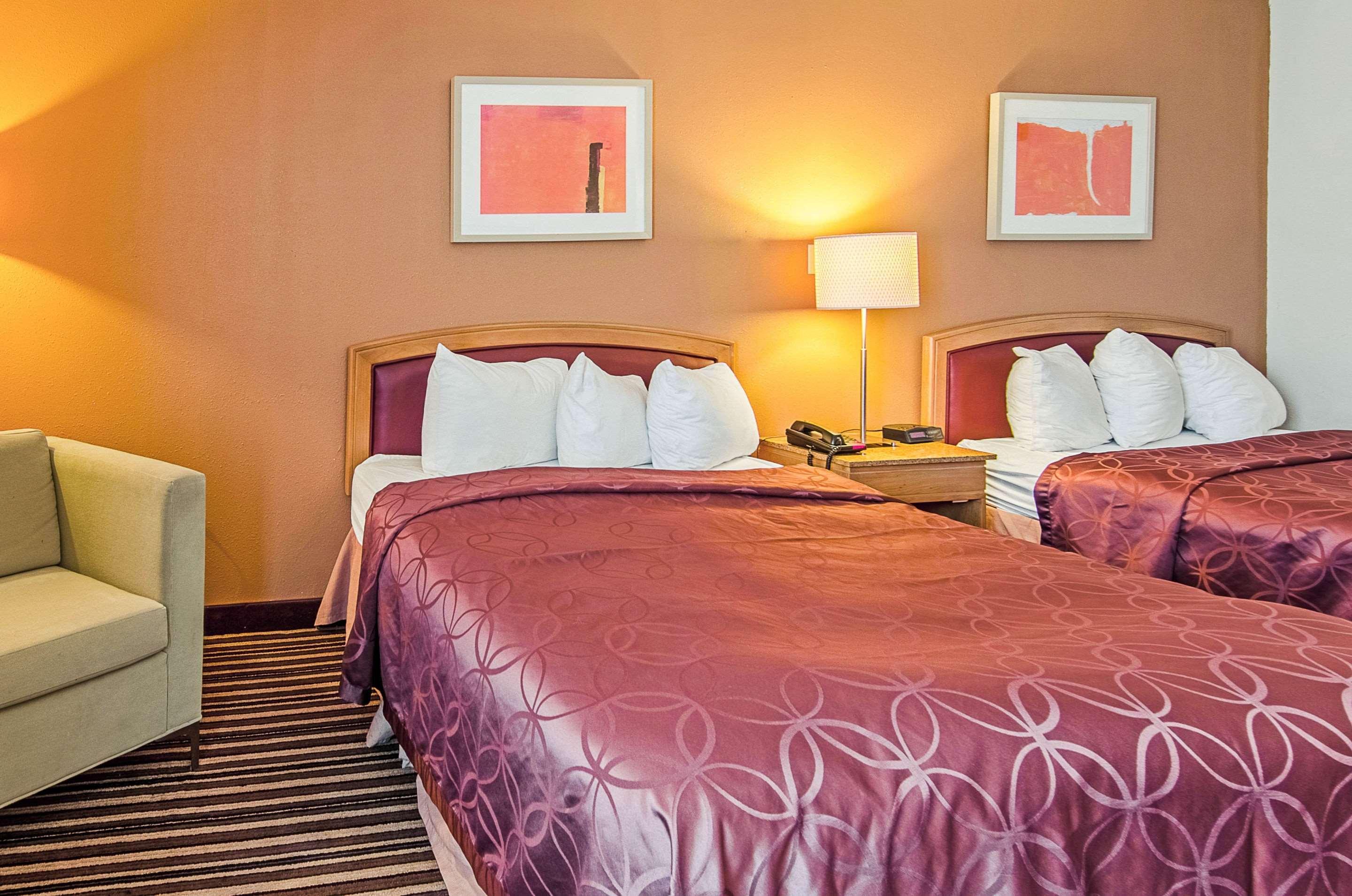 Econo Lodge Inn & Suites Norton Екстер'єр фото
