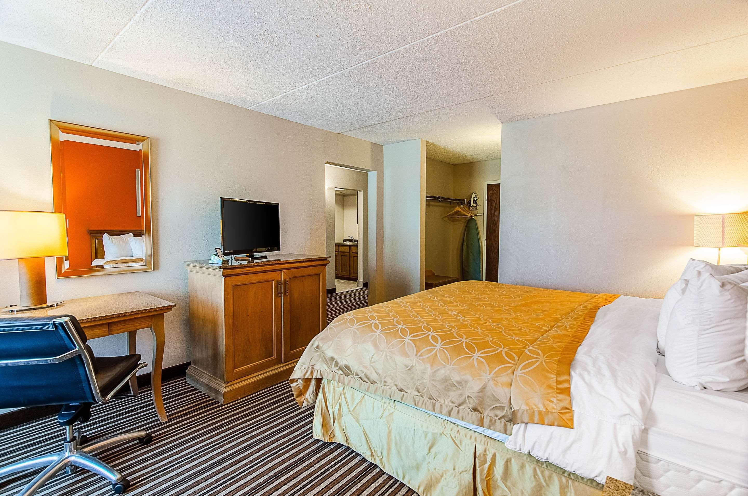 Econo Lodge Inn & Suites Norton Екстер'єр фото