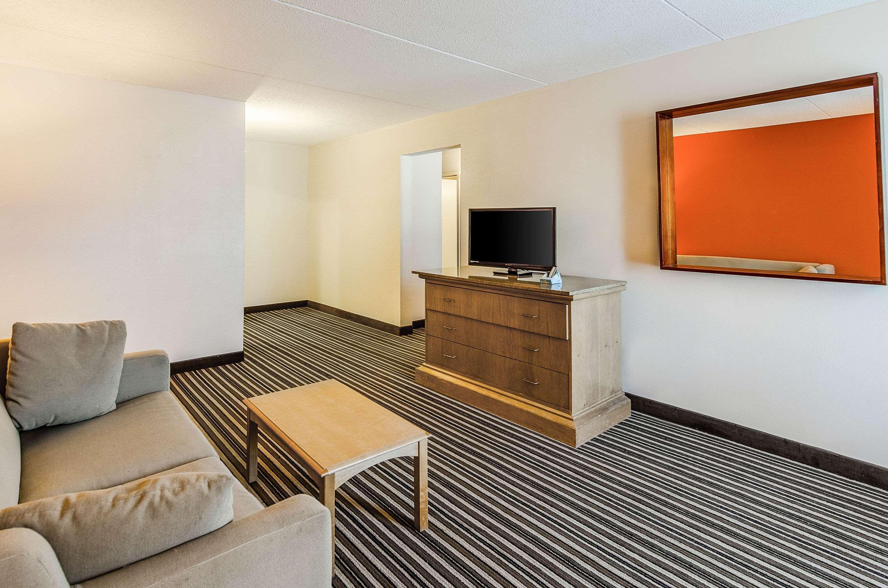Econo Lodge Inn & Suites Norton Екстер'єр фото