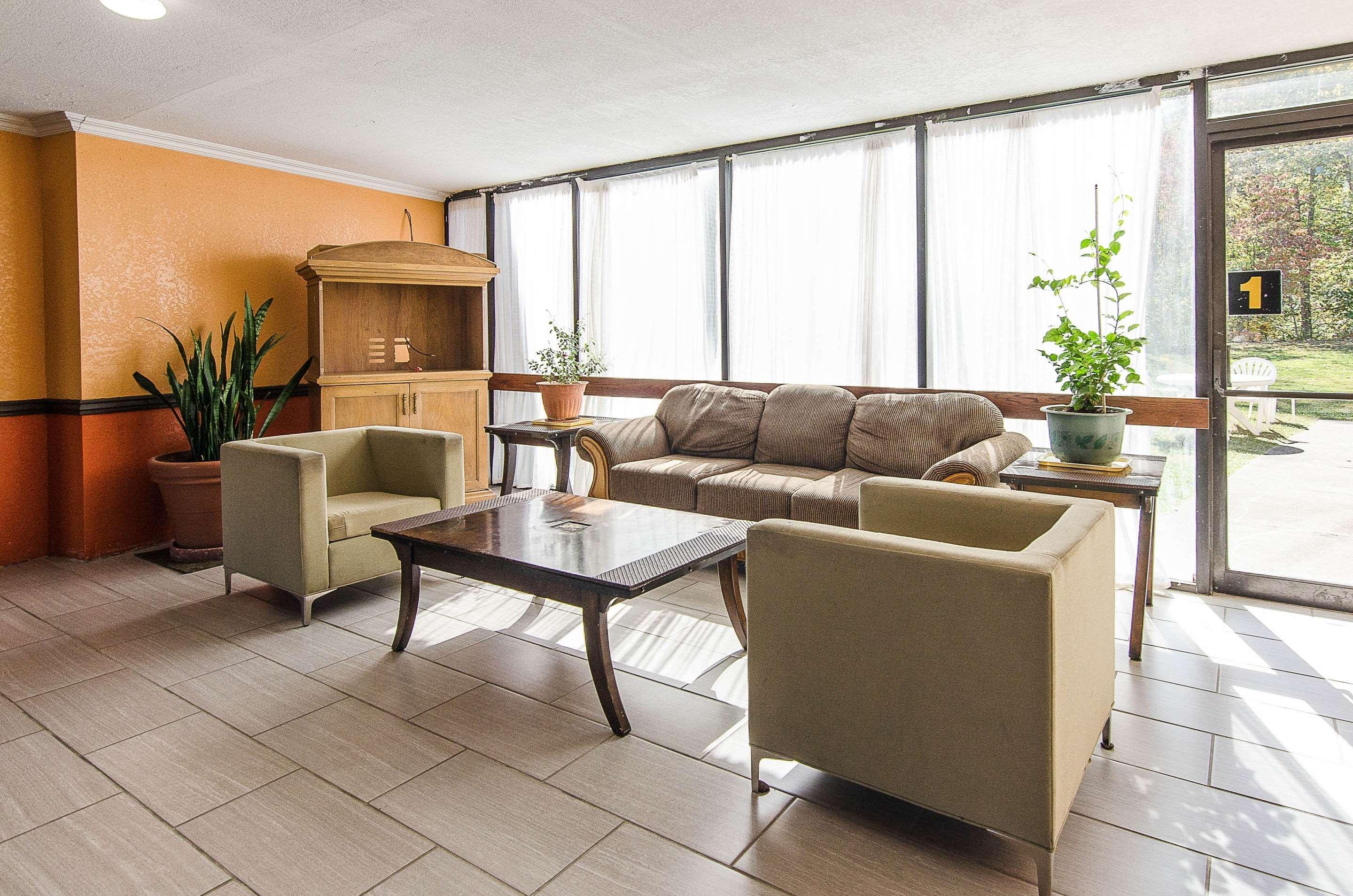 Econo Lodge Inn & Suites Norton Екстер'єр фото