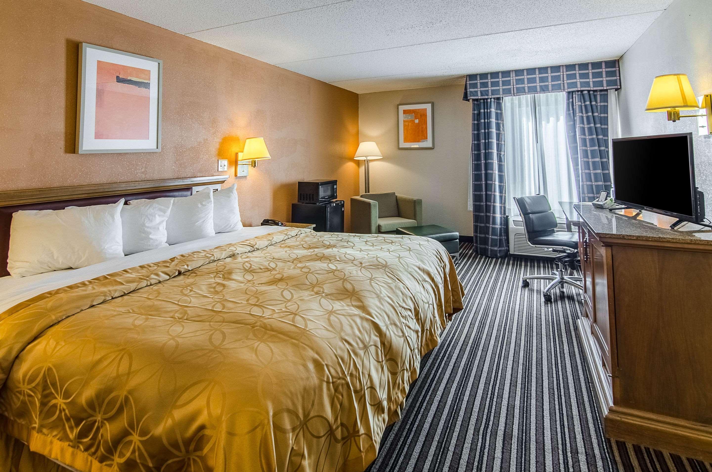 Econo Lodge Inn & Suites Norton Екстер'єр фото