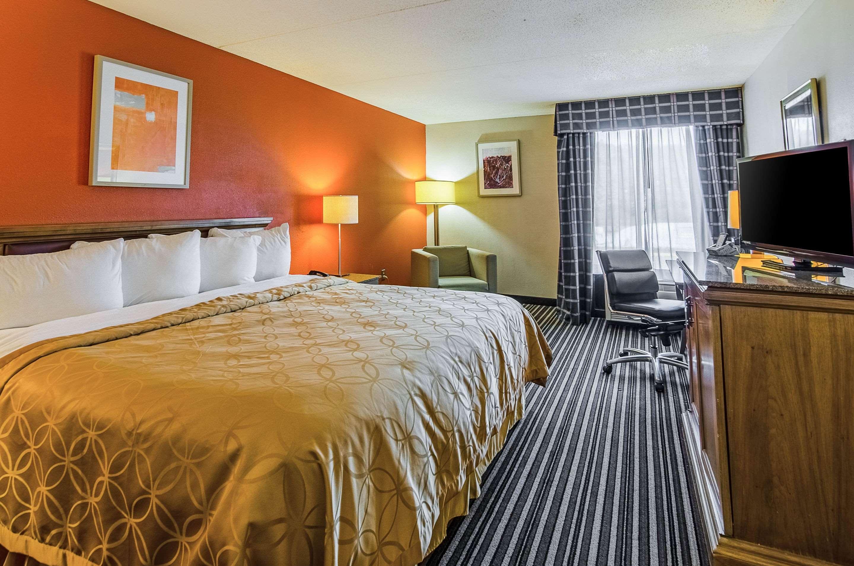 Econo Lodge Inn & Suites Norton Екстер'єр фото