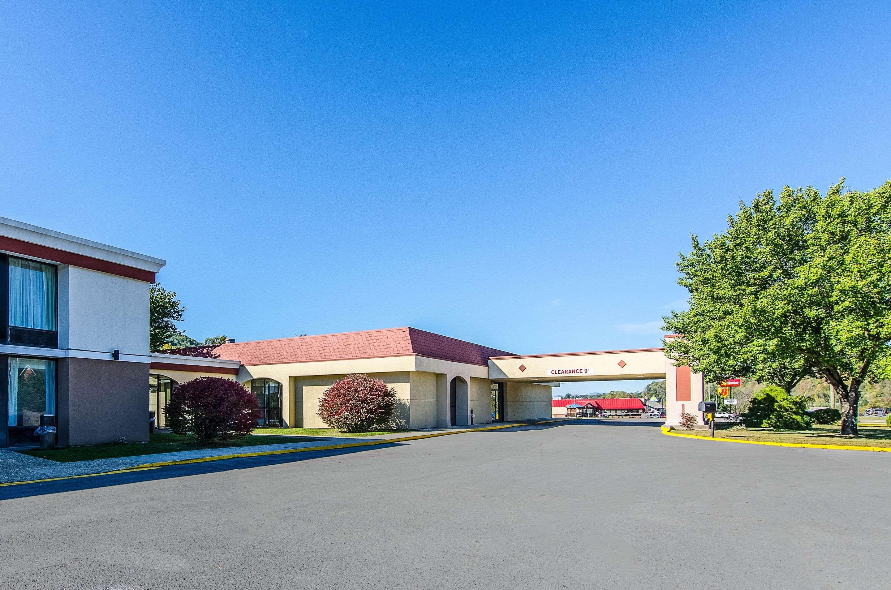 Econo Lodge Inn & Suites Norton Екстер'єр фото