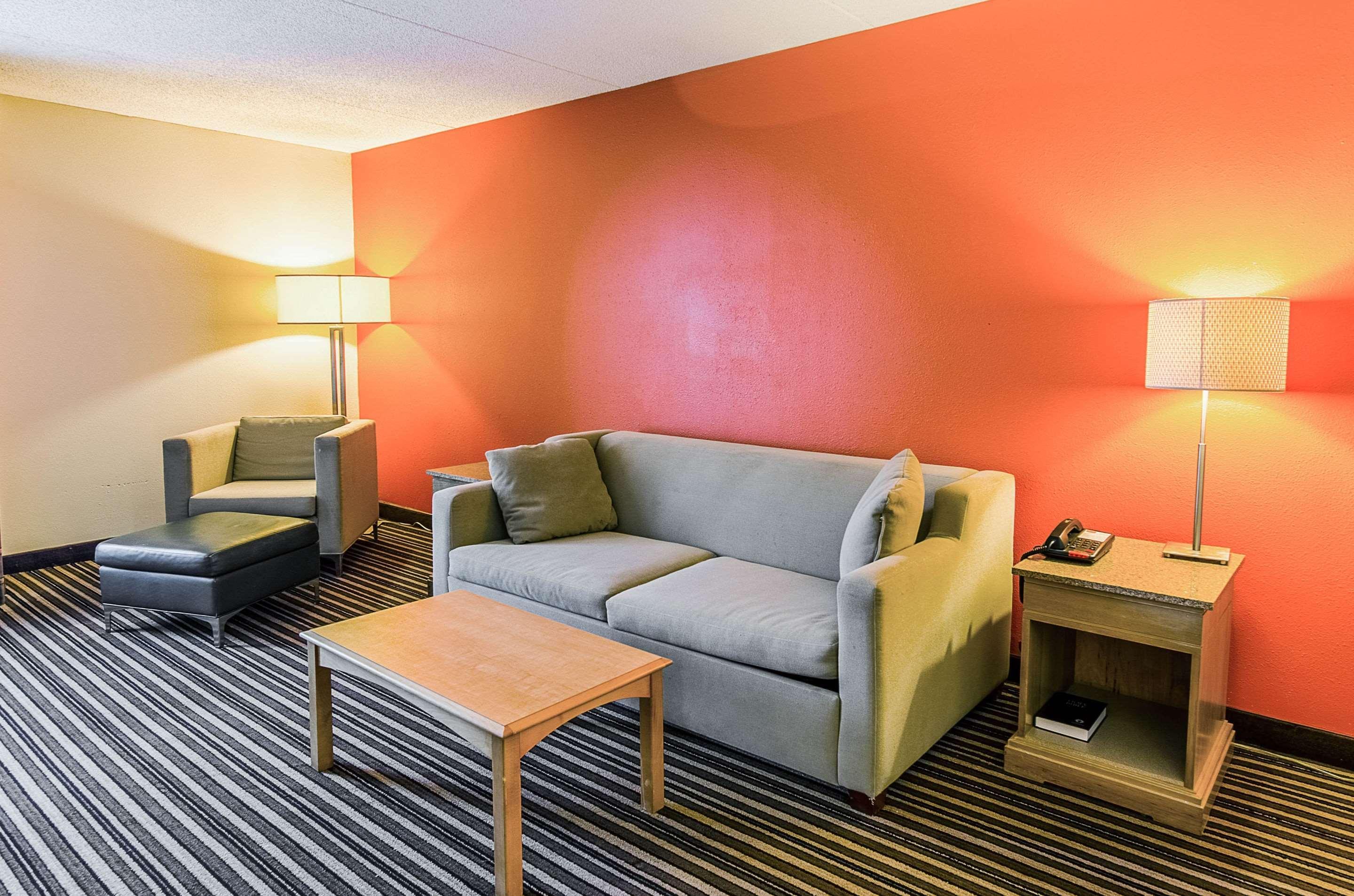 Econo Lodge Inn & Suites Norton Екстер'єр фото