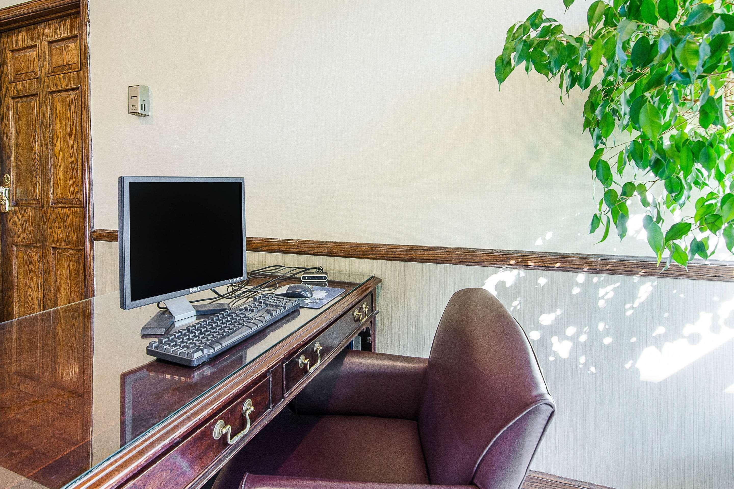 Econo Lodge Inn & Suites Norton Екстер'єр фото