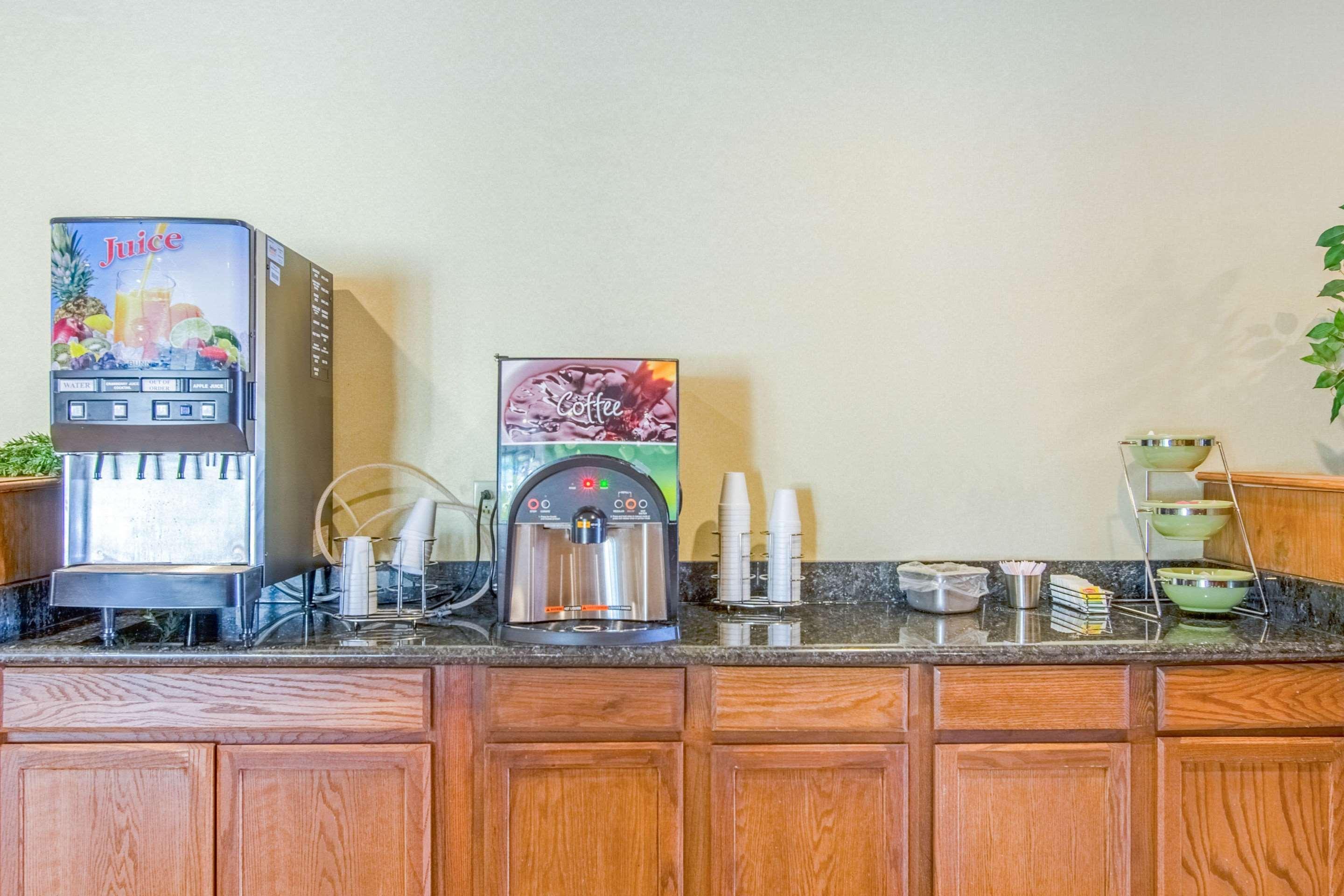 Econo Lodge Inn & Suites Norton Екстер'єр фото