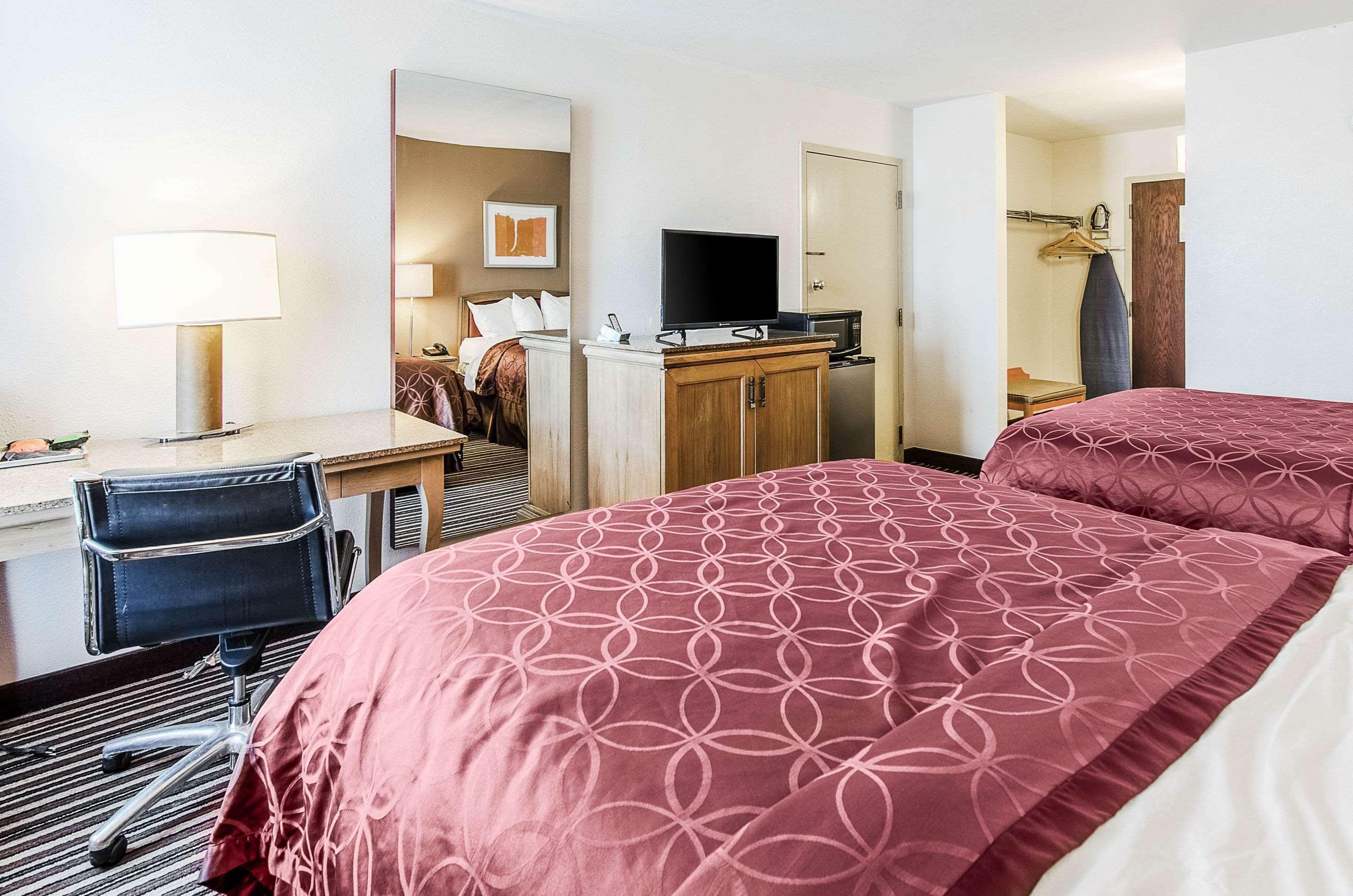 Econo Lodge Inn & Suites Norton Екстер'єр фото