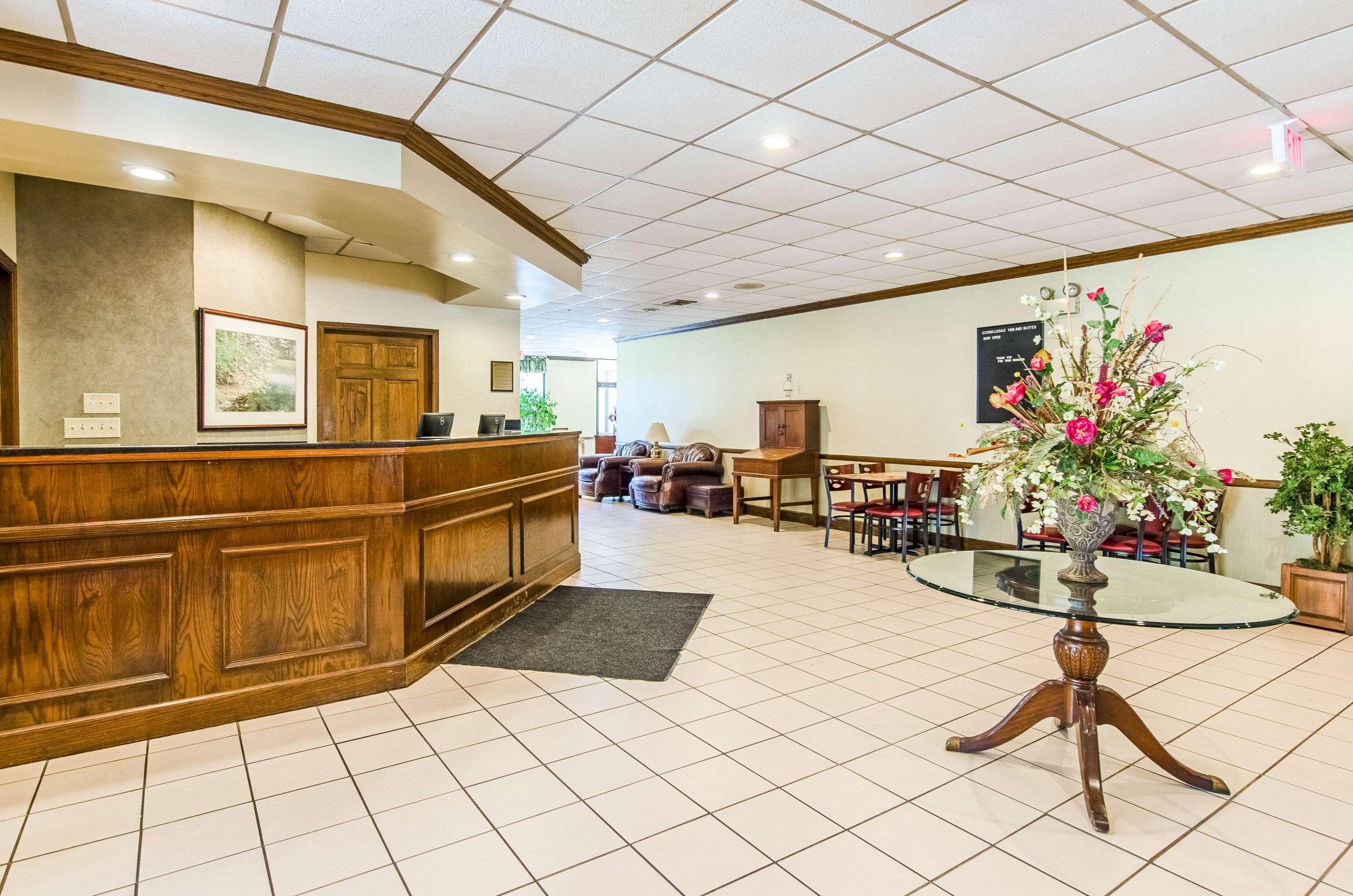 Econo Lodge Inn & Suites Norton Екстер'єр фото