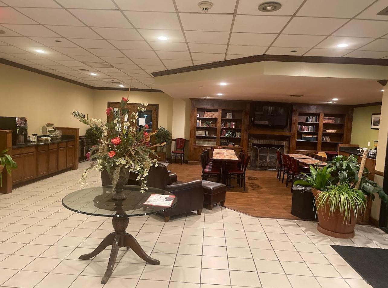 Econo Lodge Inn & Suites Norton Екстер'єр фото