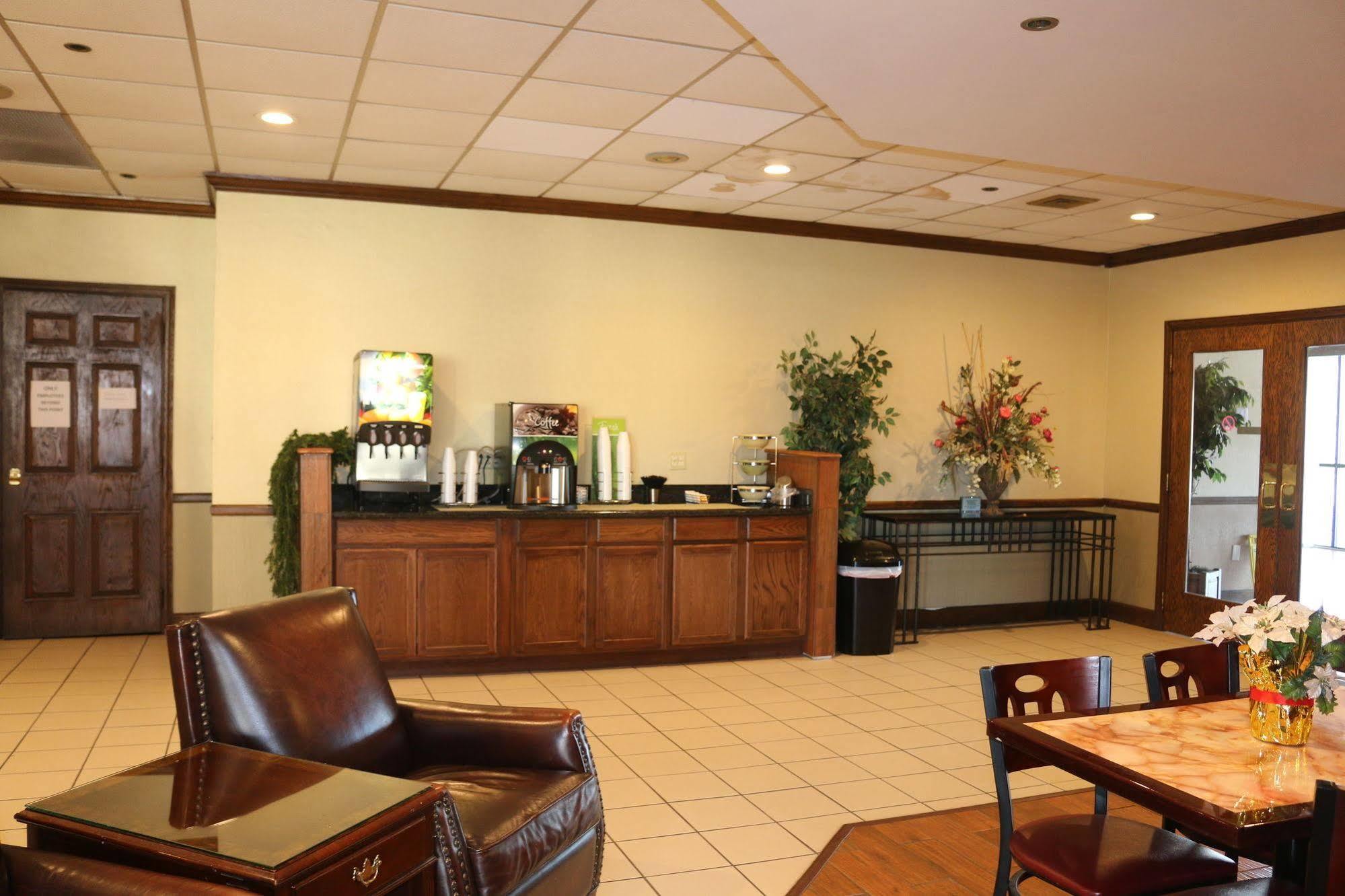 Econo Lodge Inn & Suites Norton Екстер'єр фото