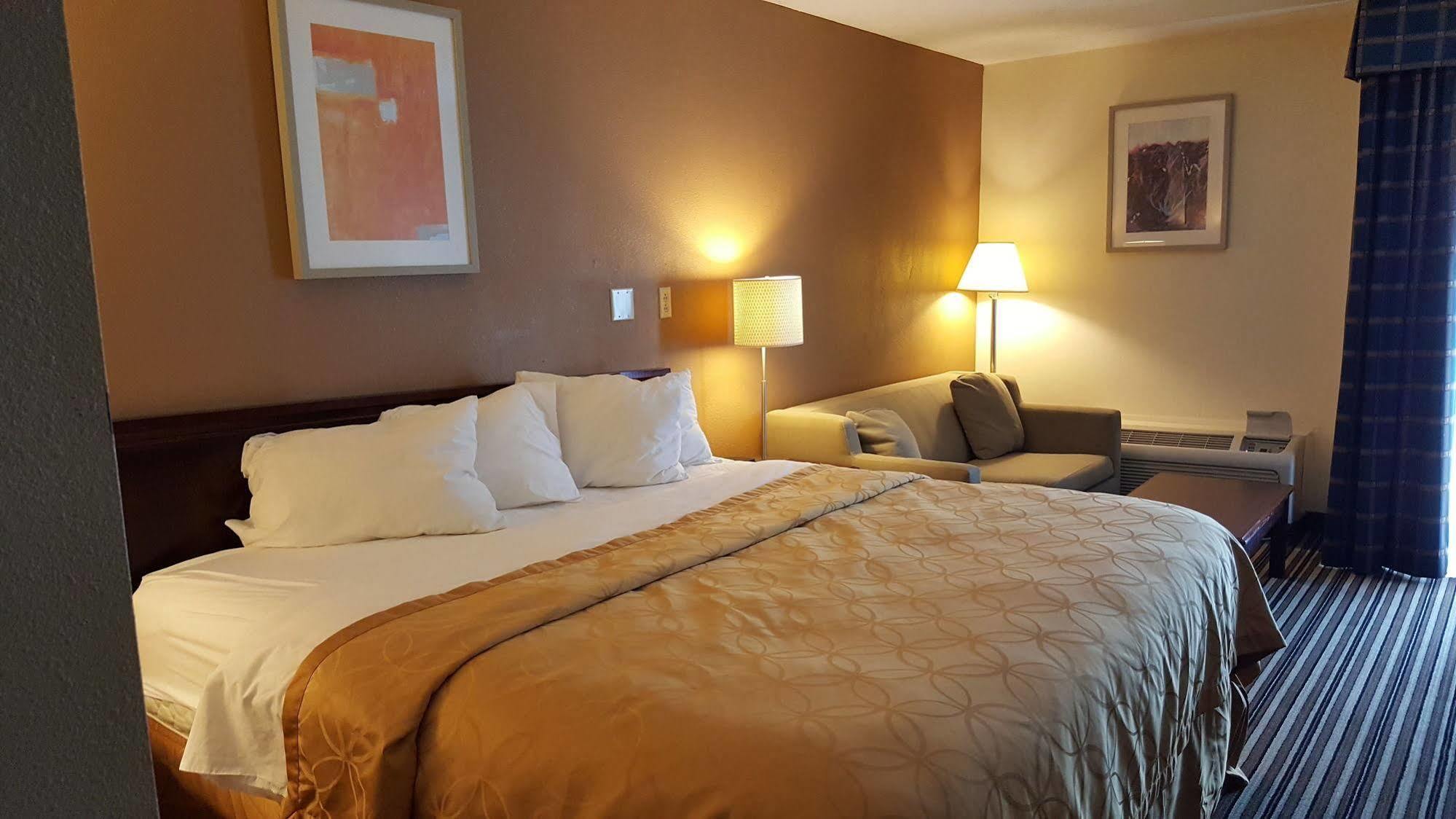 Econo Lodge Inn & Suites Norton Екстер'єр фото