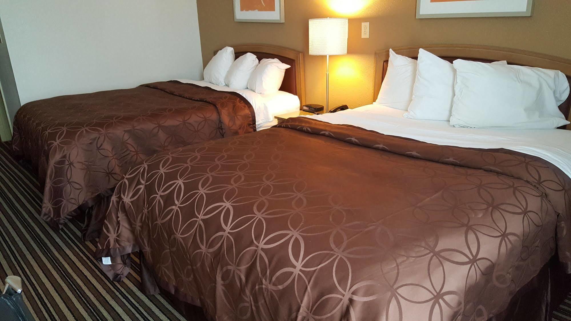Econo Lodge Inn & Suites Norton Екстер'єр фото