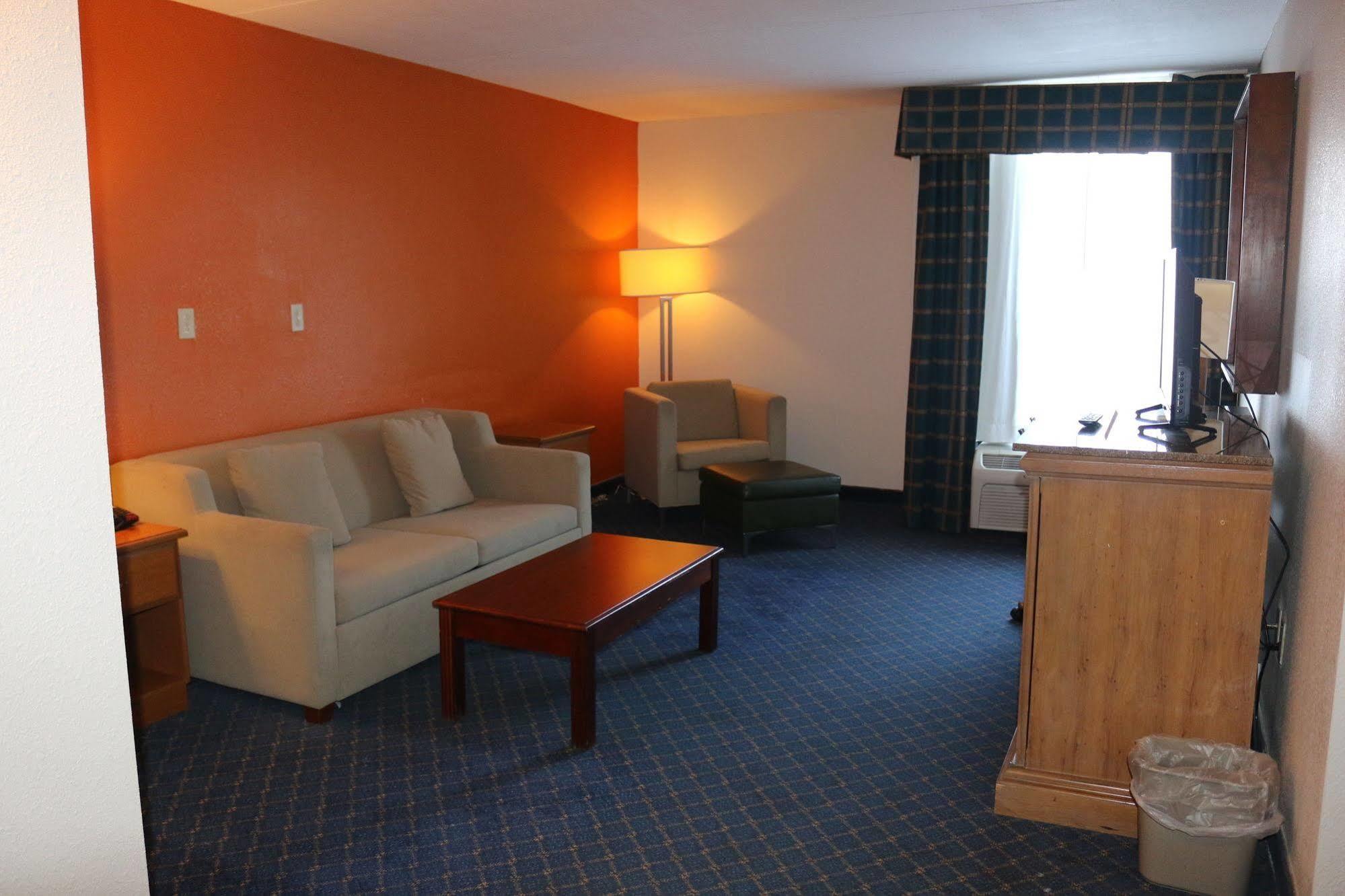 Econo Lodge Inn & Suites Norton Екстер'єр фото