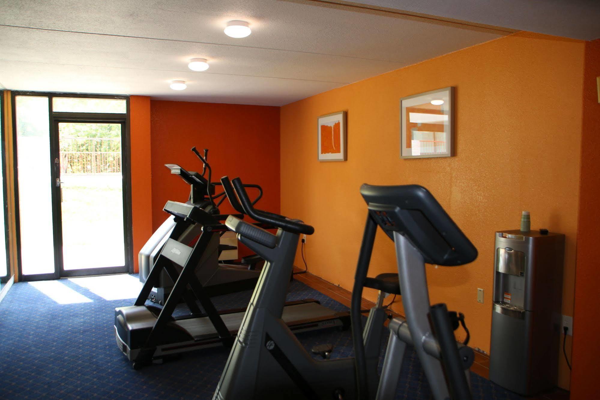 Econo Lodge Inn & Suites Norton Екстер'єр фото