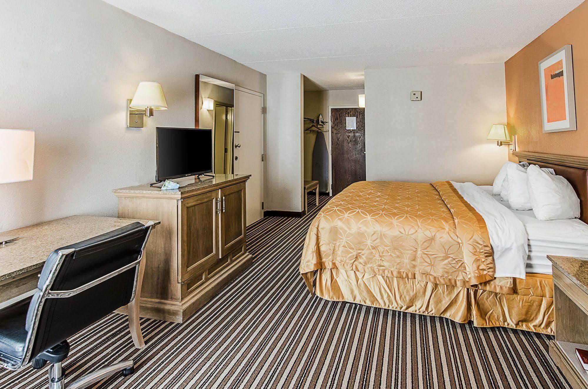 Econo Lodge Inn & Suites Norton Екстер'єр фото