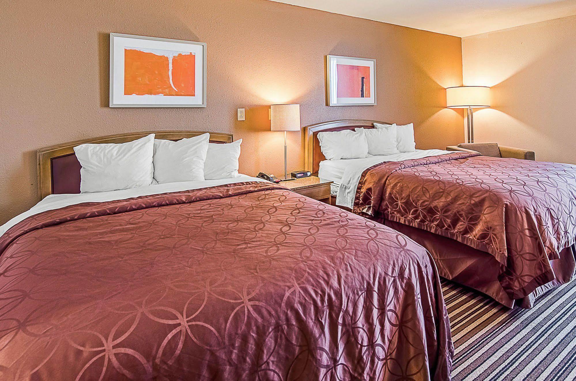 Econo Lodge Inn & Suites Norton Екстер'єр фото