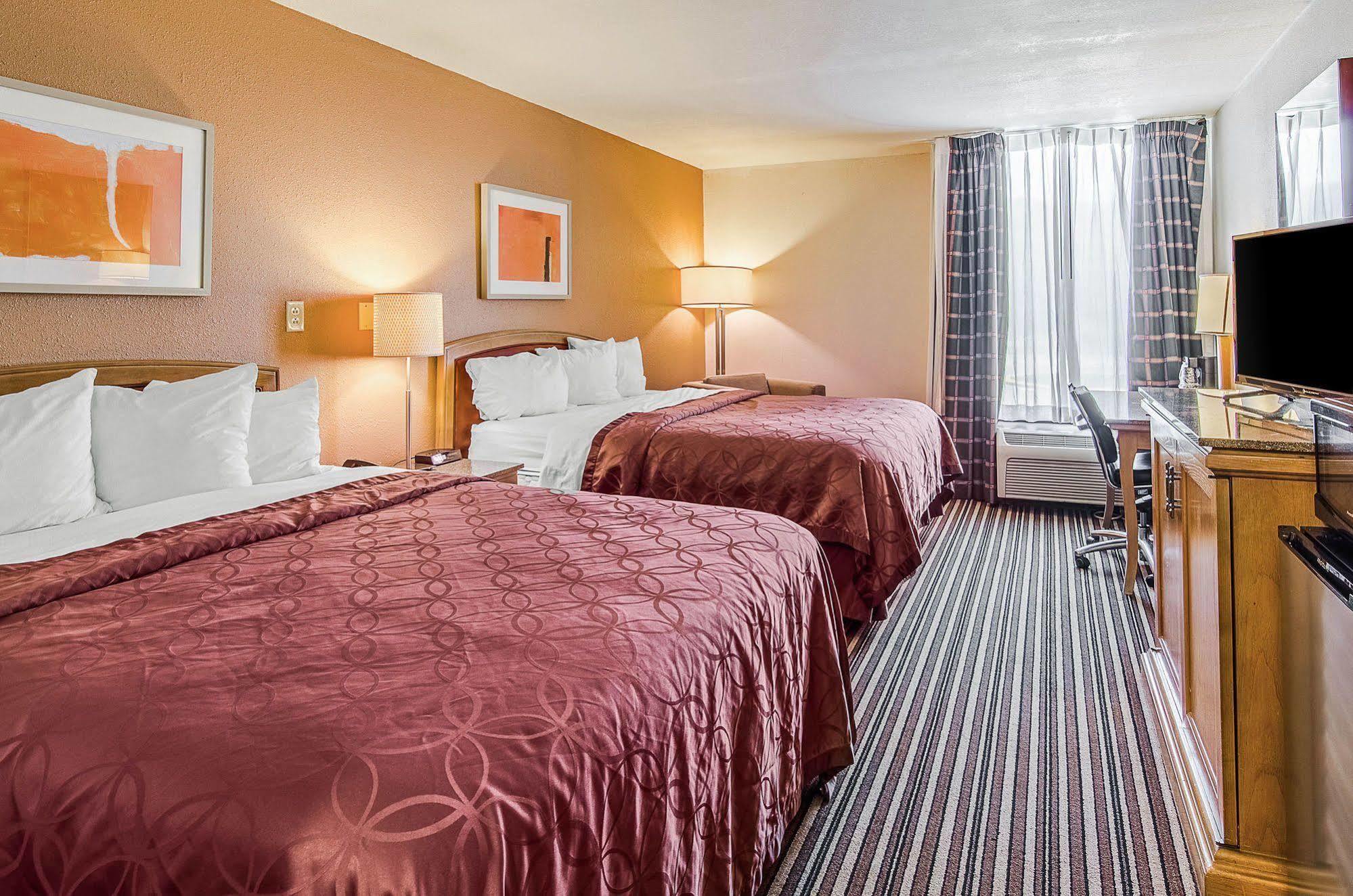 Econo Lodge Inn & Suites Norton Екстер'єр фото