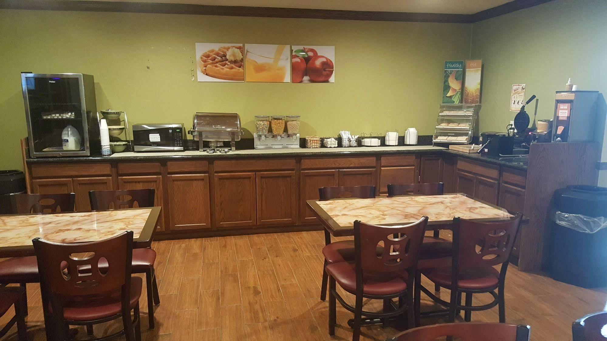 Econo Lodge Inn & Suites Norton Екстер'єр фото
